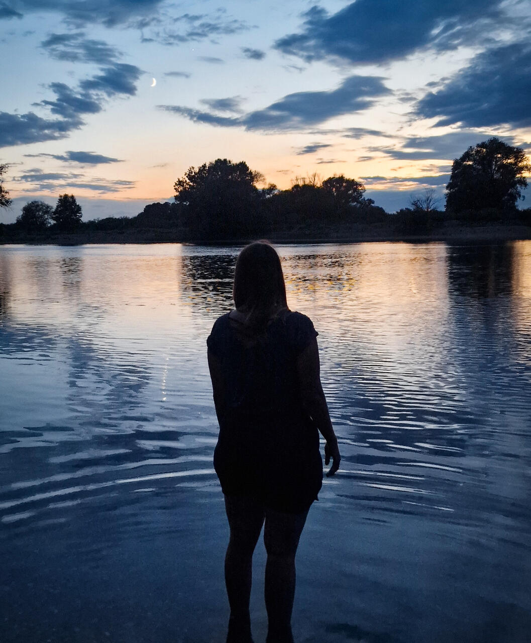 Daniela Kellner Silhouette am See im Abendlicht.